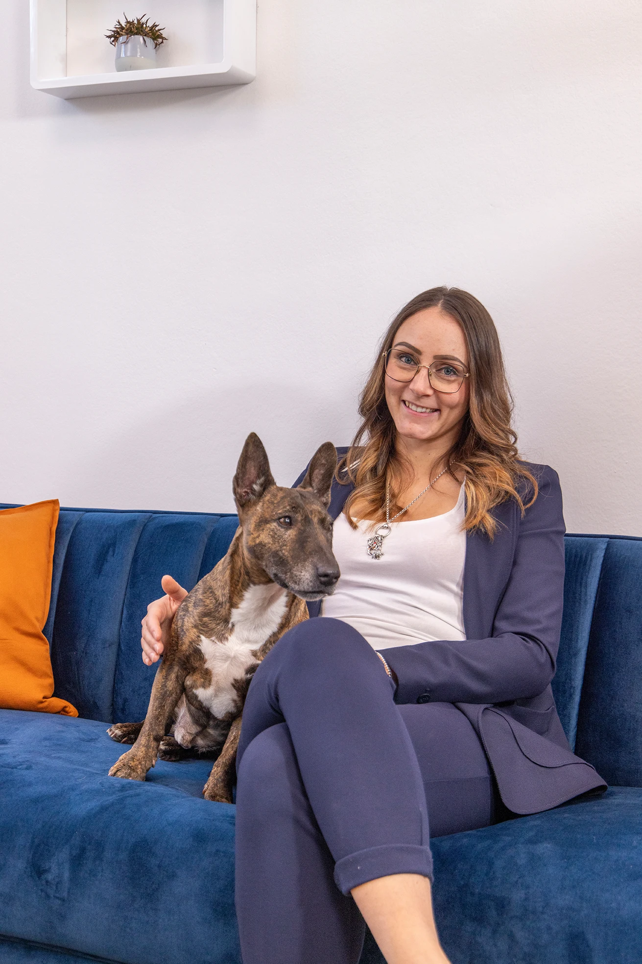 Mitarbeiterin von H&H FinanzMakler mit Bürohund